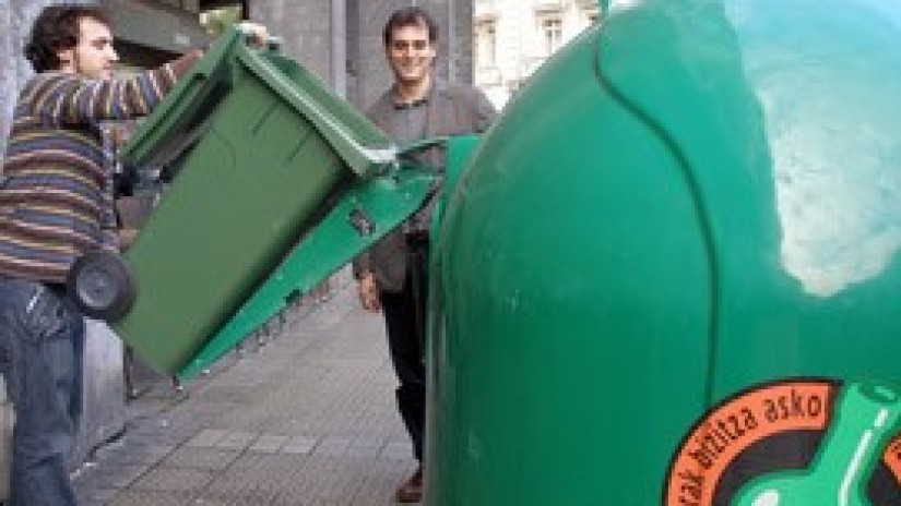 El Ayuntamiento de Santurtzi reparte 57 contenedores de vidrio especiales para hostelería
