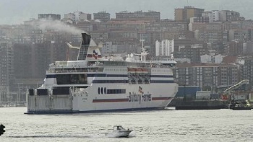 El alcalde de Santurtzi saluda la llegada del Cap Finisterre a la localidad marinera