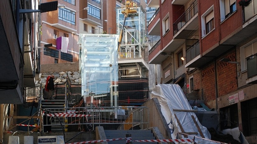 La calle Santa Eulalia permanecerá diez días cortada a la altura del mercado para ultimar la instalación de los accesos mecánicos de Larrea