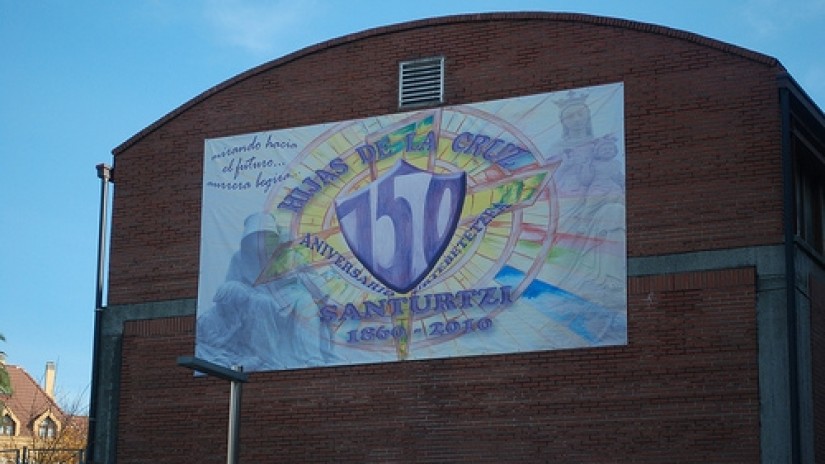 El colegio Hijas de la Cruz celebra su 150 aniversario con una gran cadena humana