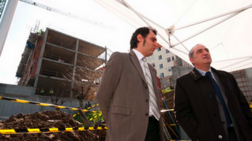 El alcalde de Santurtzi visita junto al consejero de Vivienda las viviendas protegidas que se están construyendo en San Juan