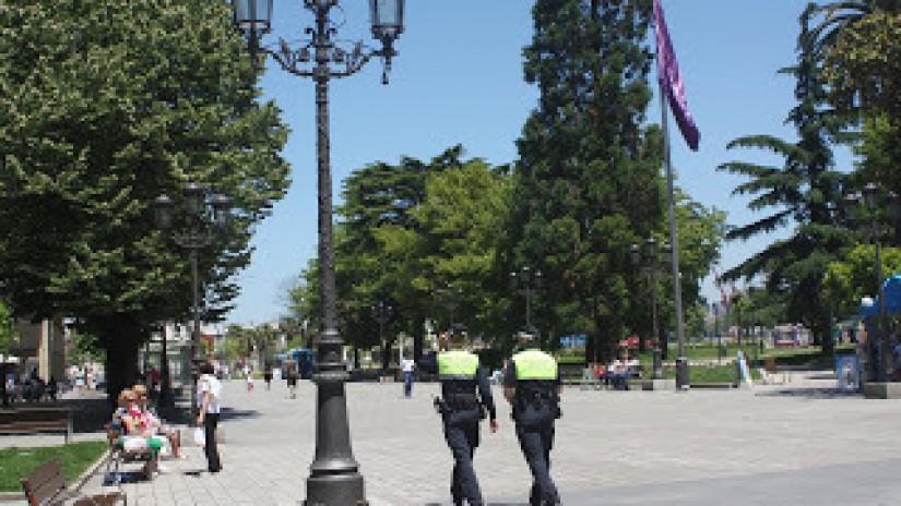 La Policía de Santurtzi atiende a 129 establecimientos y viviendas durante la campaña “Disfruta tus vacaciones”