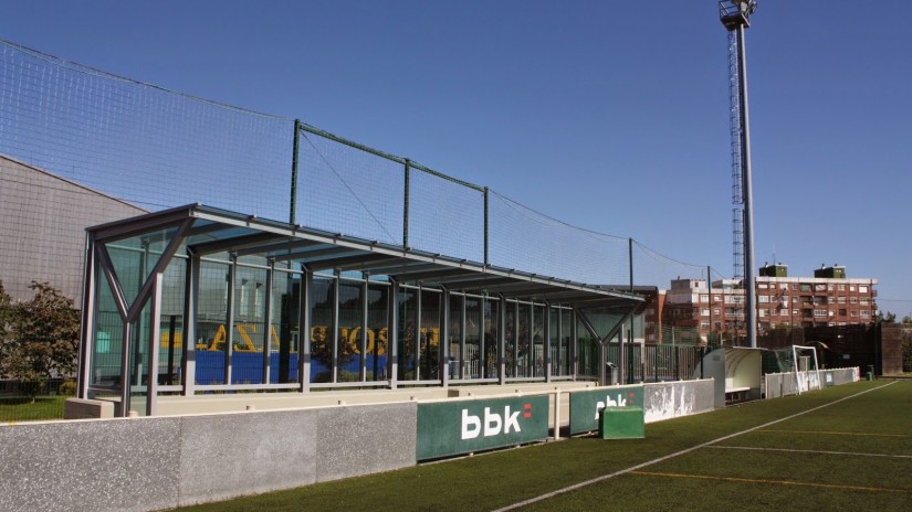 El Gazteak FC inicia la temporada con una pequeña grada cubierta