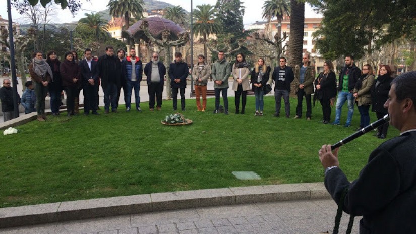 La corporación municipal celebra un sencillo acto conmemorativo en el 80 aniversario del inicio del bombardeo franquista a Santurtzi