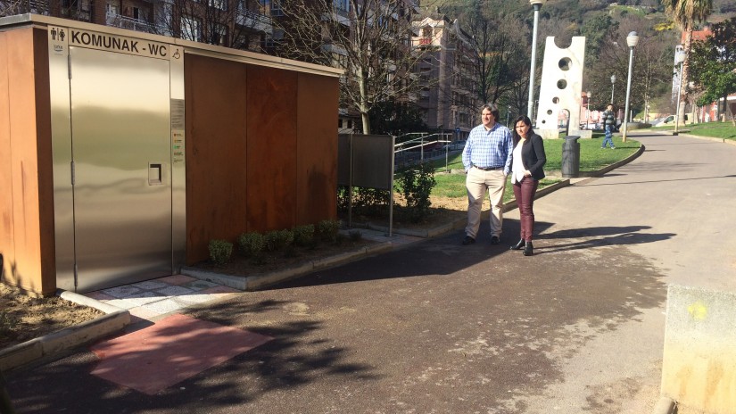 Séptimo aseo público en Santurtzi, esta vez en el parque Andolin Eguskitza