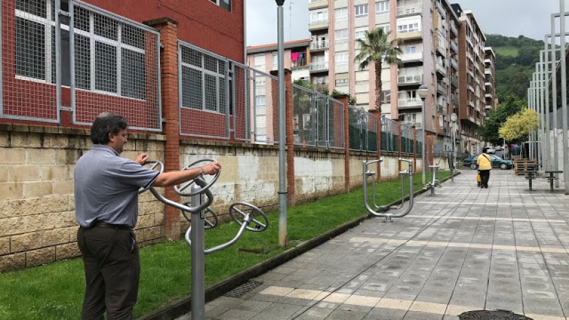 Santurtzi suma la cuarta zona de elementos de gimnasia al aire libre para promover el envejecimiento activo