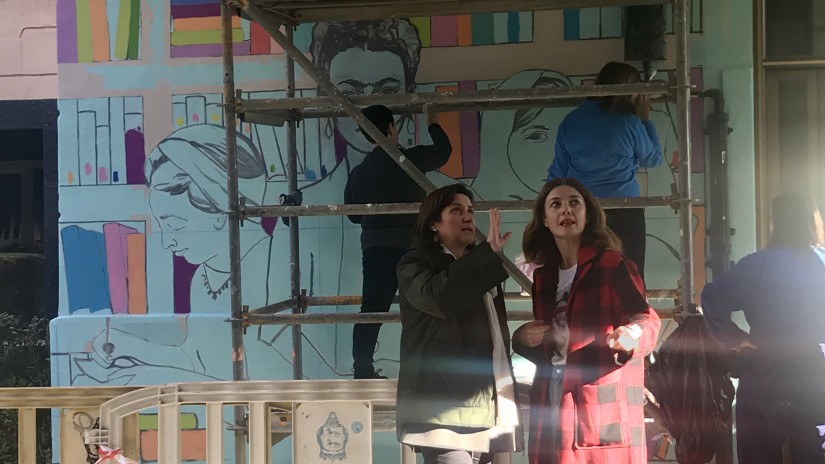 Asociaciones de mujeres y Artelier participan en la creación de un nuevo mural en el Grupo 8 de marzo