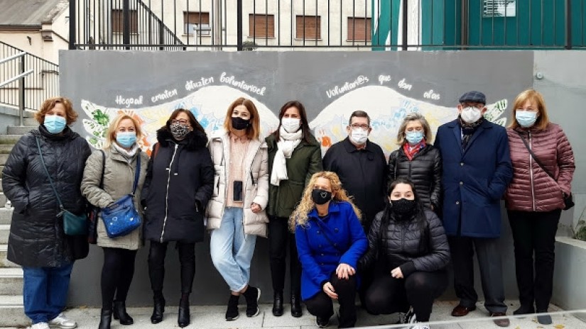 Santurtzi celebra el Día del Voluntariado con un mural hecho por diferentes colectivos