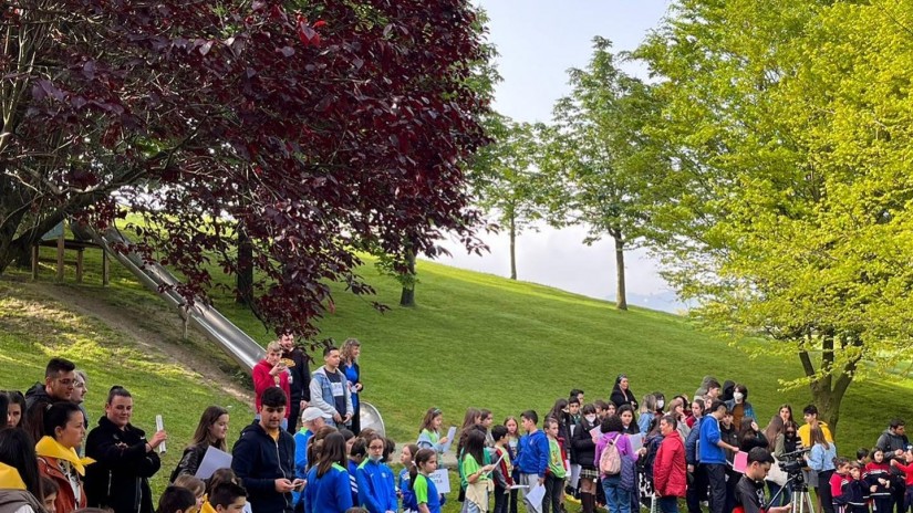 Escolares de Santurtzi celebran el día del árbol plantando una quincena de ejemplares