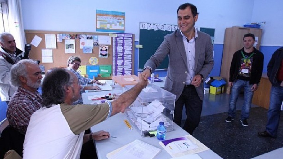 Ricardo vota en su colegio electoral