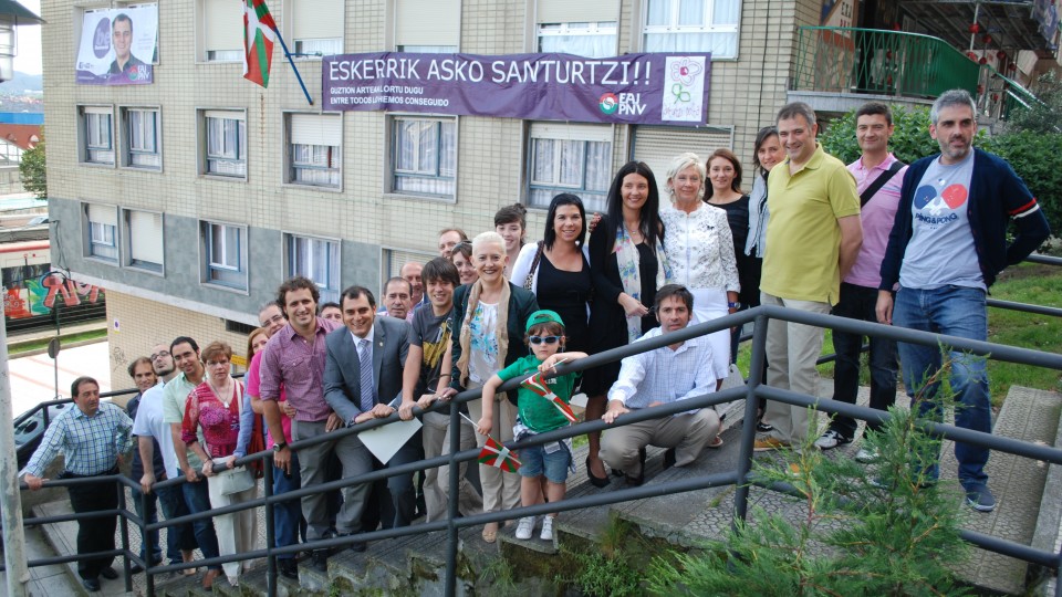 Candidatura con algunos afiliados en el Batzoki