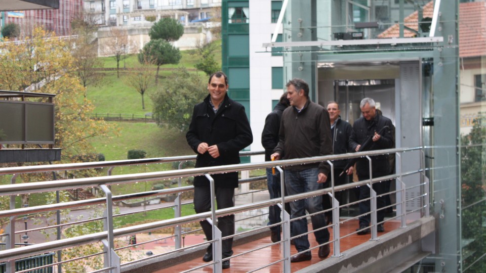 Ricardo Ituarte inaugura el ascensor del Grupo Lapurdi