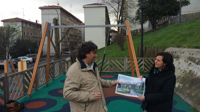 Aintzane Urkijo y Alvaro Aresti presentan la cubierta de la zona de juegos del Barrio San Juan
